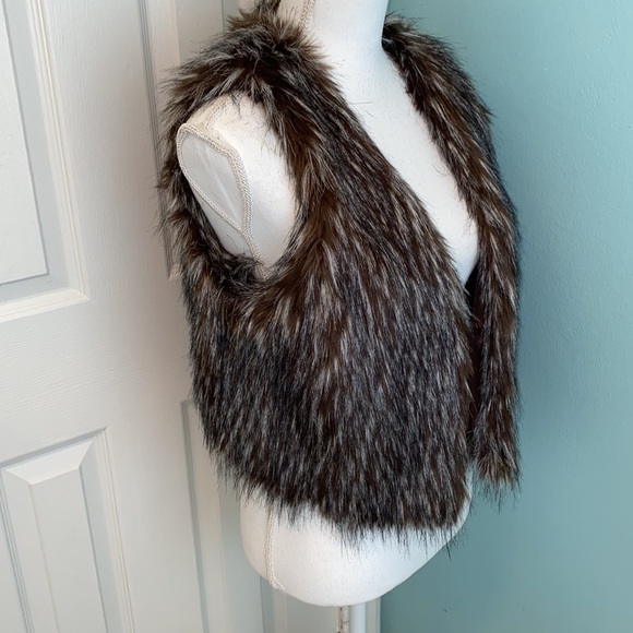 ESCIO Faux Fur Vest - Picture 3 of 14